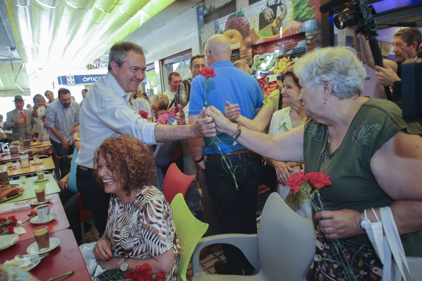 En imágenes, Juan Espadas visita el barrio sevillano del Parque Alcosa en el inicio de su campaña