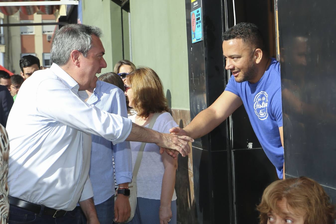 En imágenes, Juan Espadas visita el barrio sevillano del Parque Alcosa en el inicio de su campaña