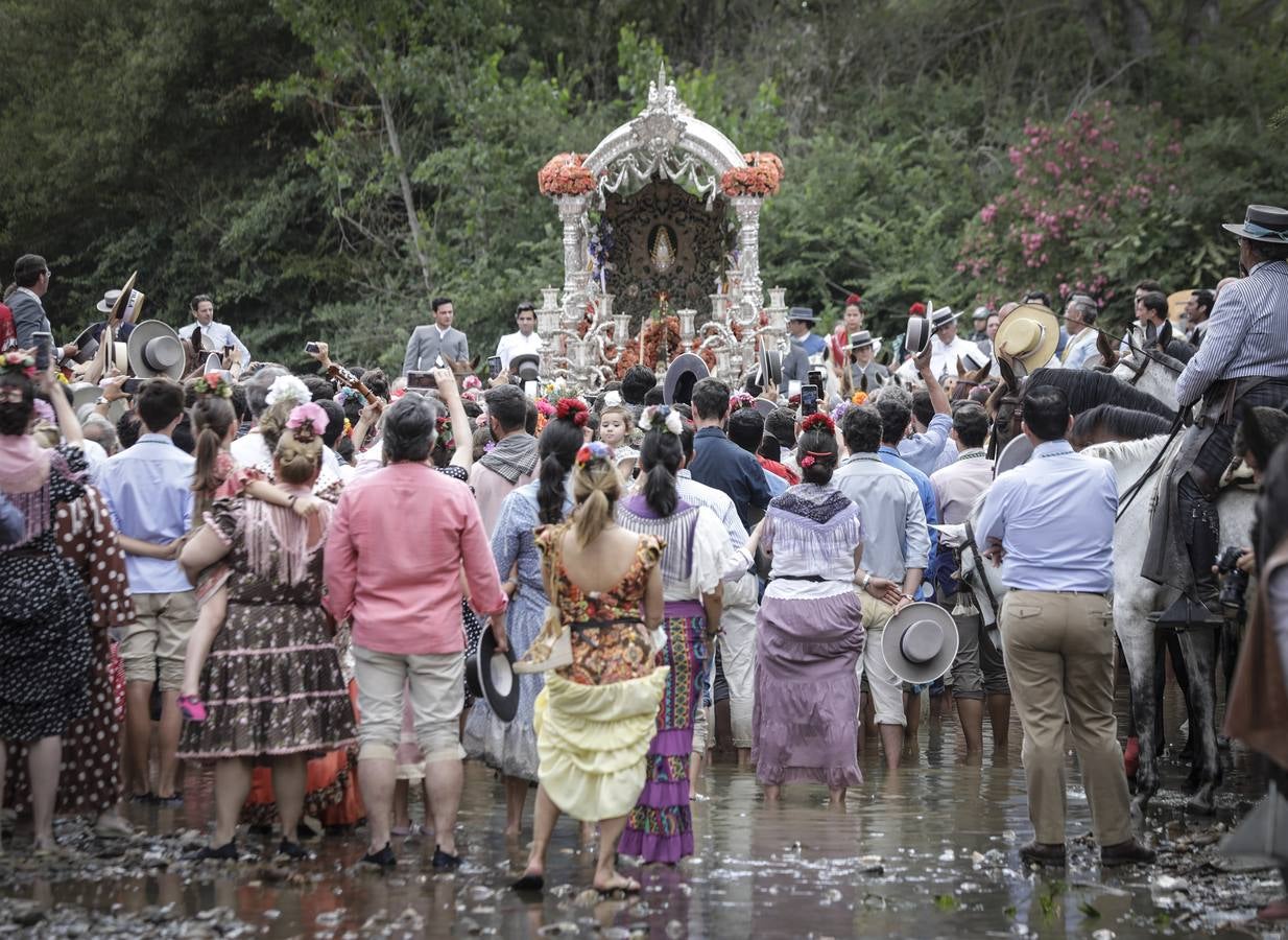 En imágenes, la Hermandad del Rocío de Sevilla a su paso por el Quema