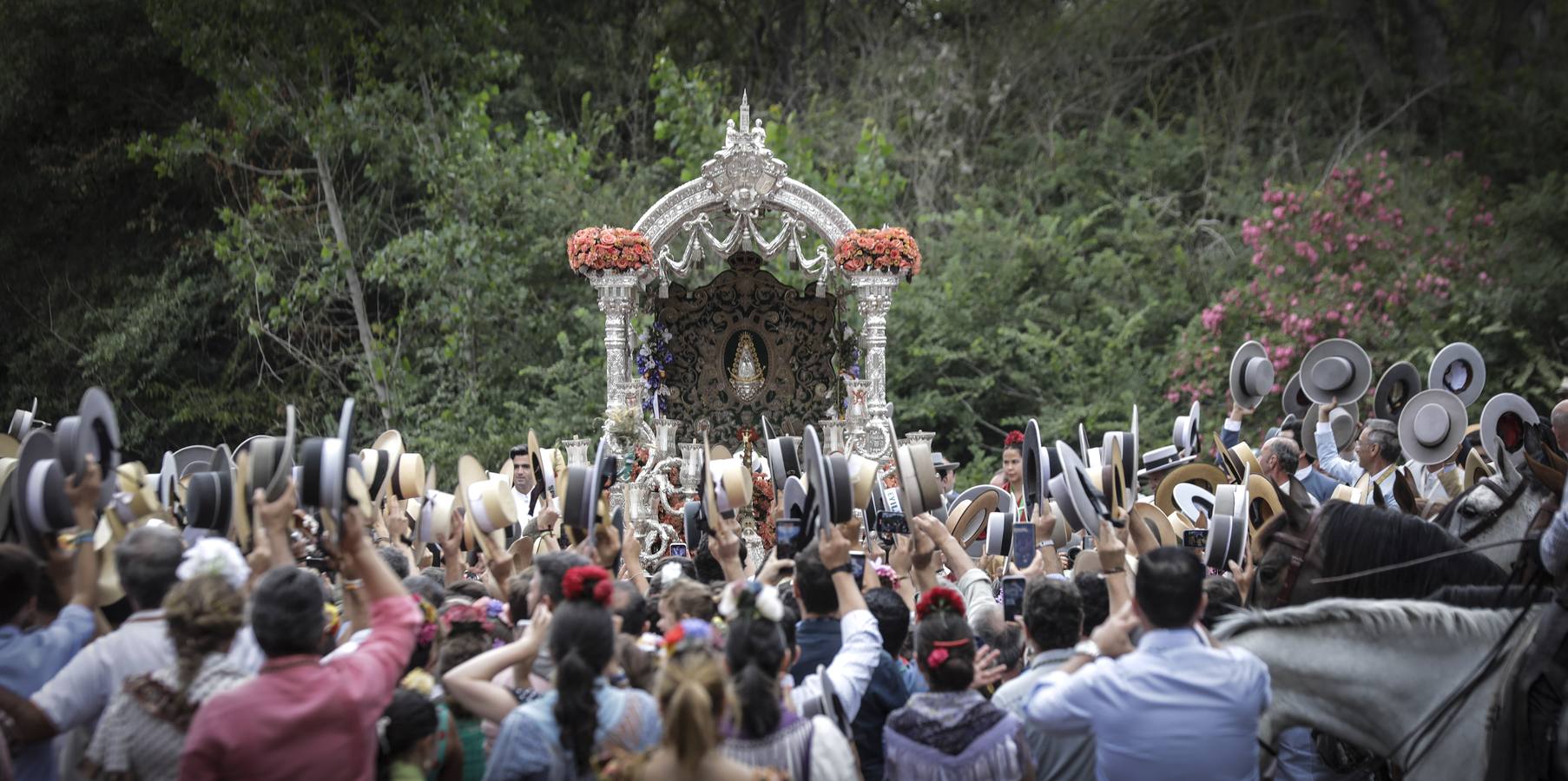 En imágenes, la Hermandad del Rocío de Sevilla a su paso por el Quema