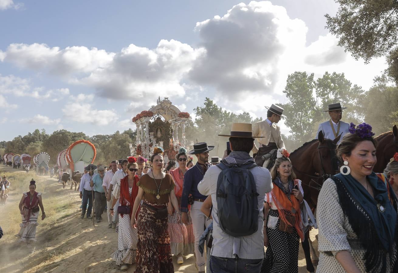 En imágenes, la Hermandad del Rocío de Sevilla a su paso por el Quema