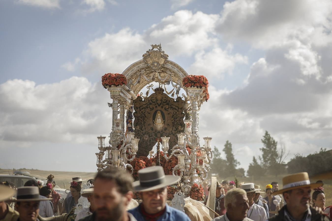 En imágenes, la Hermandad del Rocío de Sevilla a su paso por el Quema