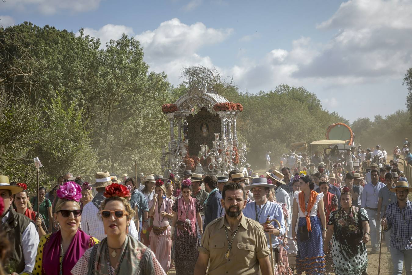 En imágenes, la Hermandad del Rocío de Sevilla a su paso por el Quema