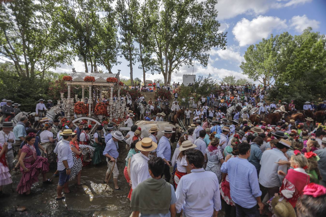 En imágenes, la Hermandad del Rocío de Sevilla a su paso por el Quema