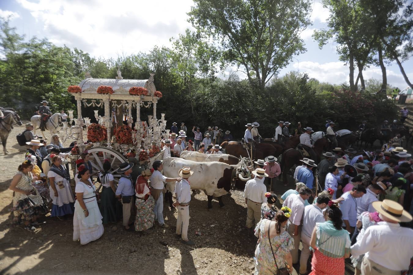 En imágenes, la Hermandad del Rocío de Sevilla a su paso por el Quema