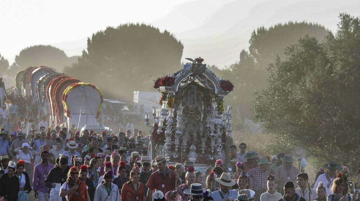 La Hermandad del Rocío de Triana a su paso por Quema