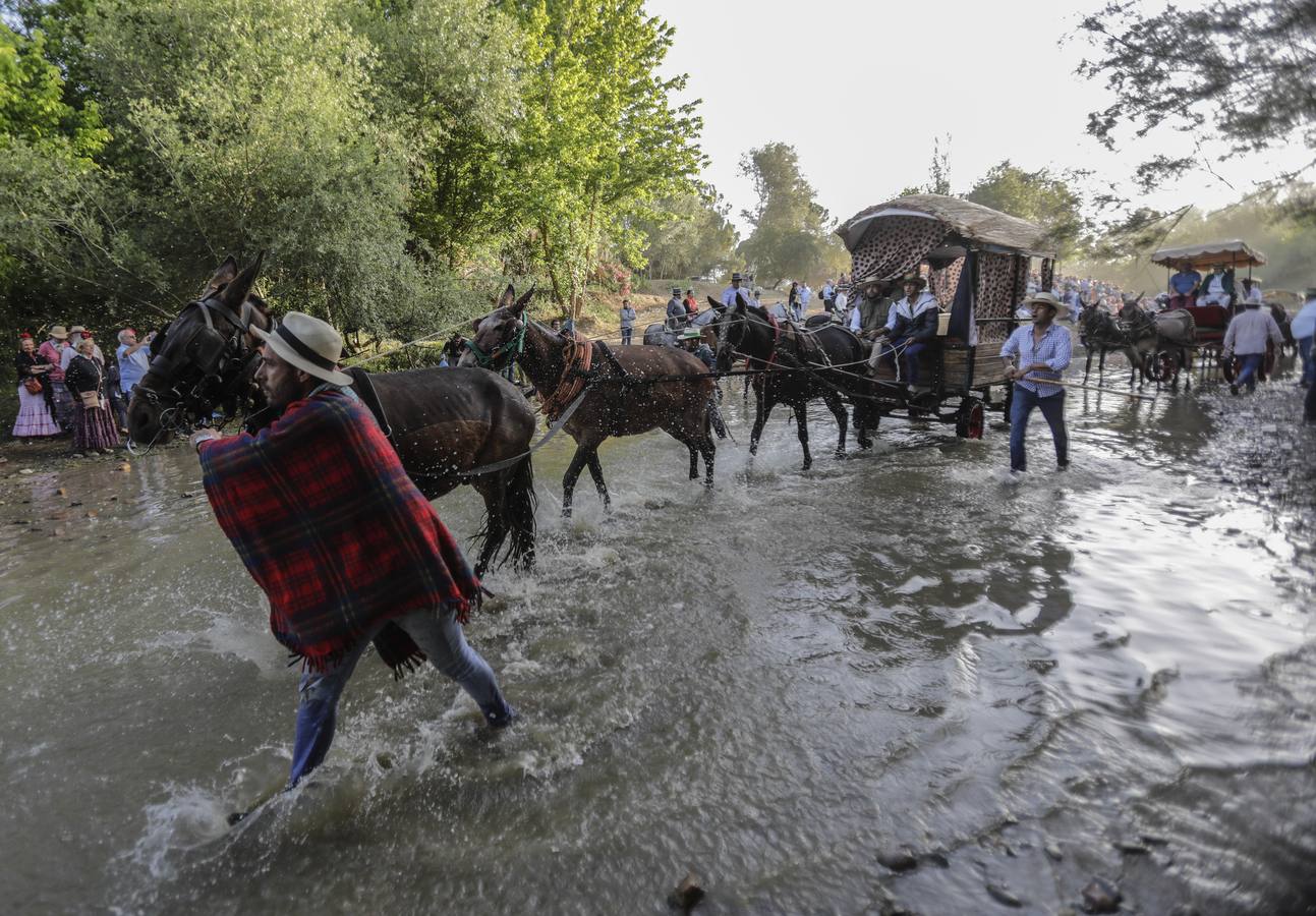 La Hermandad del Rocío de Triana a su paso por Quema