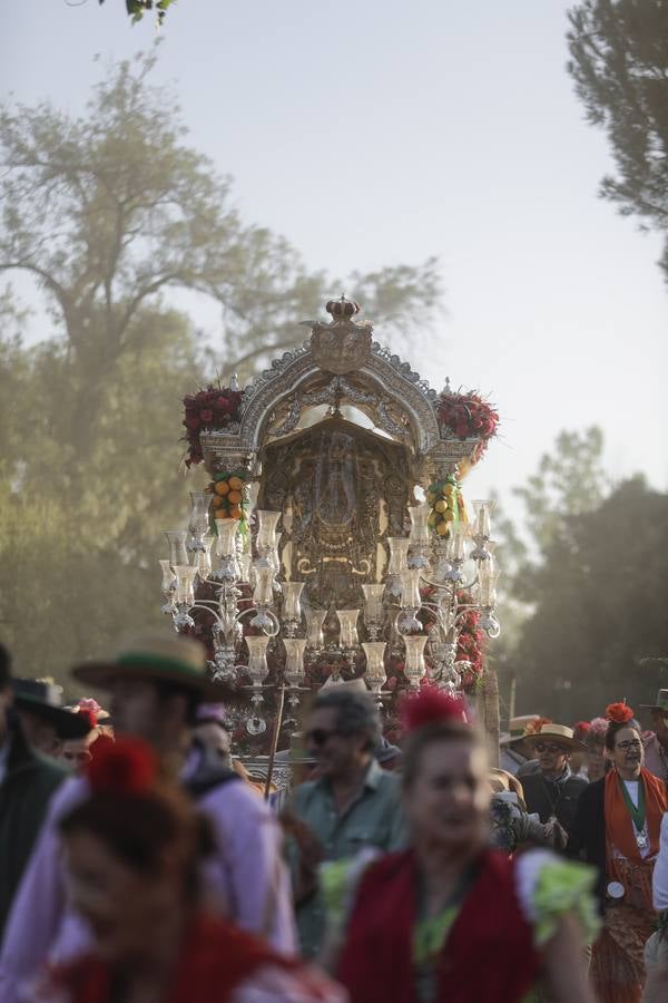 La Hermandad del Rocío de Triana a su paso por Quema