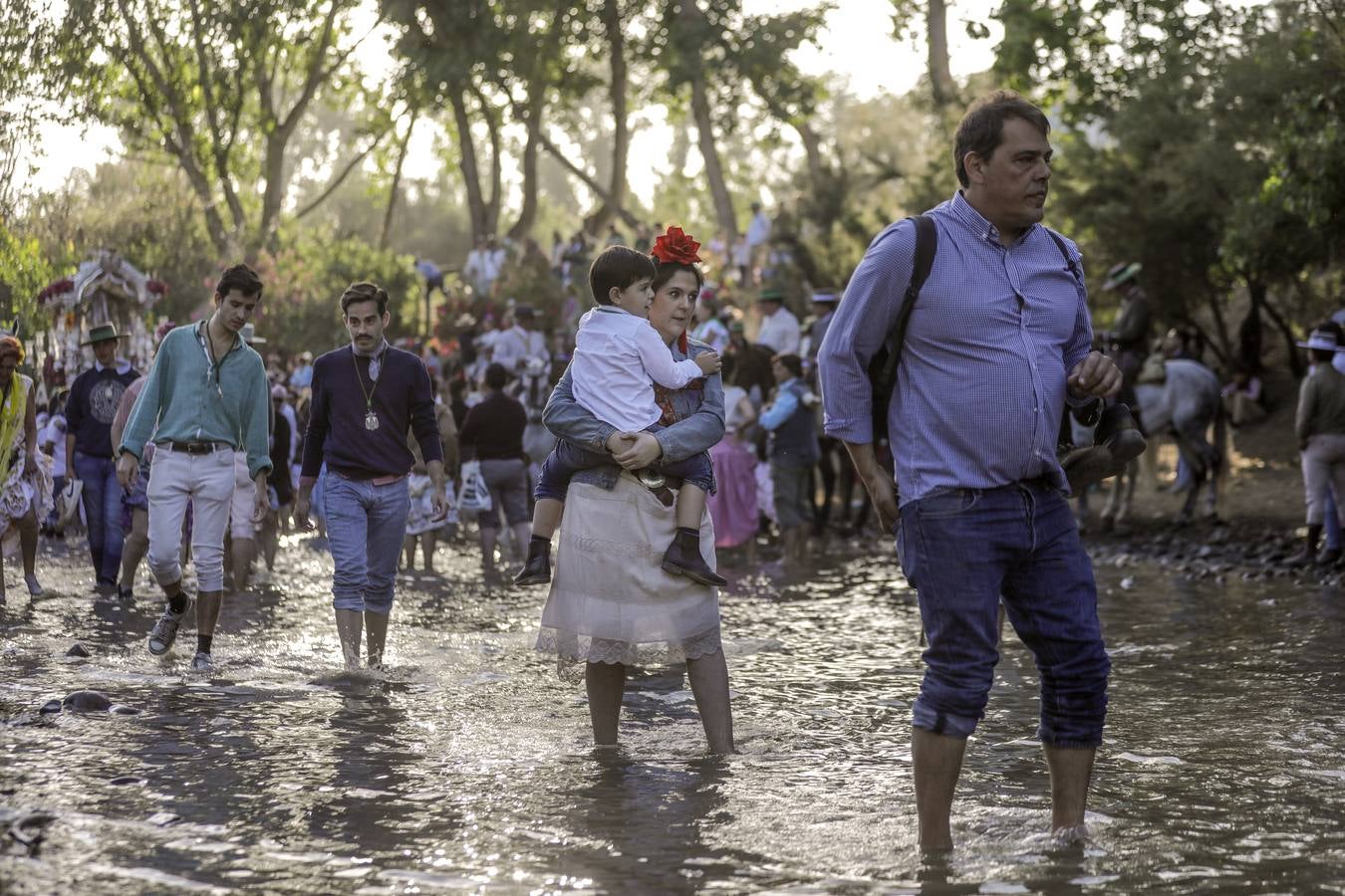 La Hermandad del Rocío de Triana a su paso por Quema