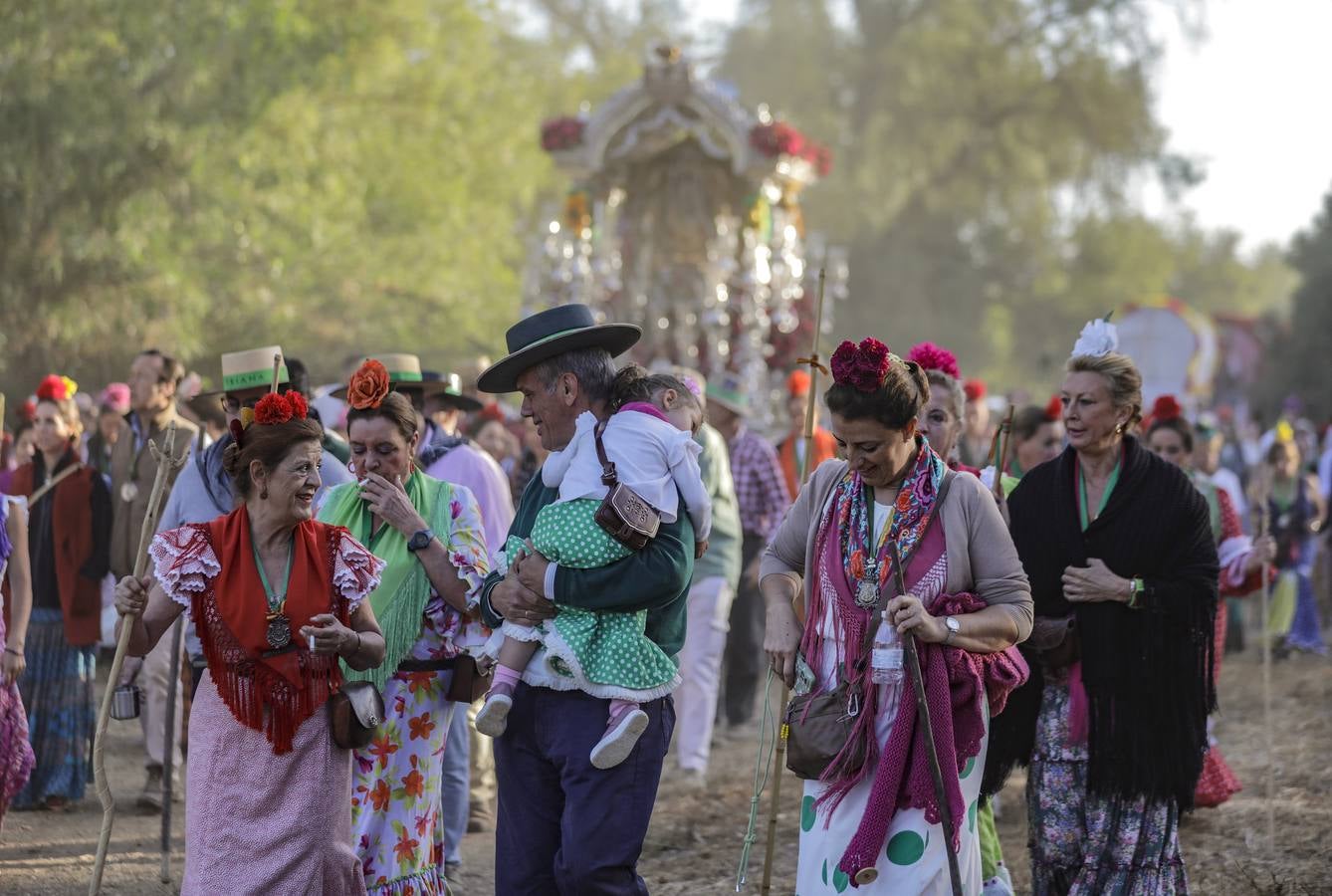 La Hermandad del Rocío de Triana a su paso por Quema