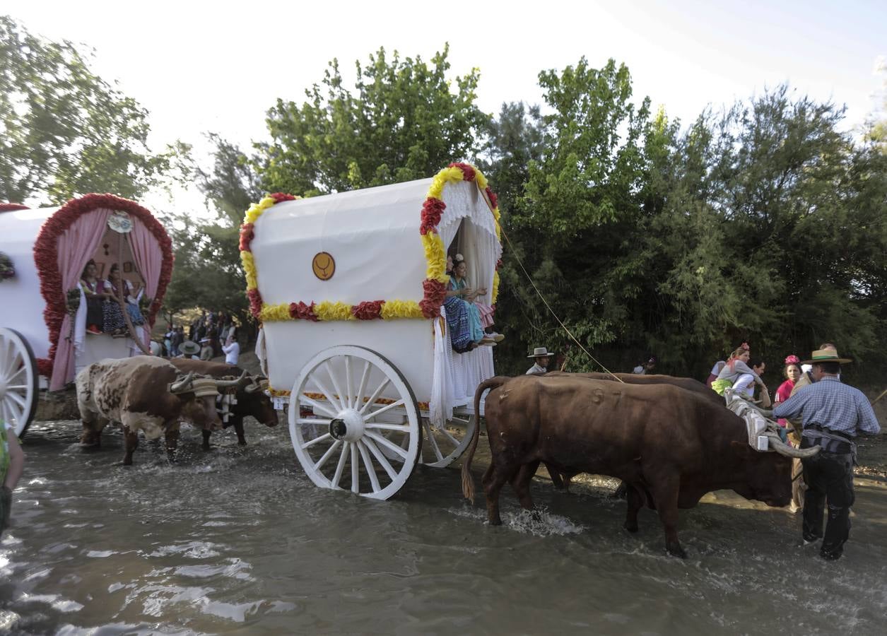 La Hermandad del Rocío de Triana a su paso por Quema