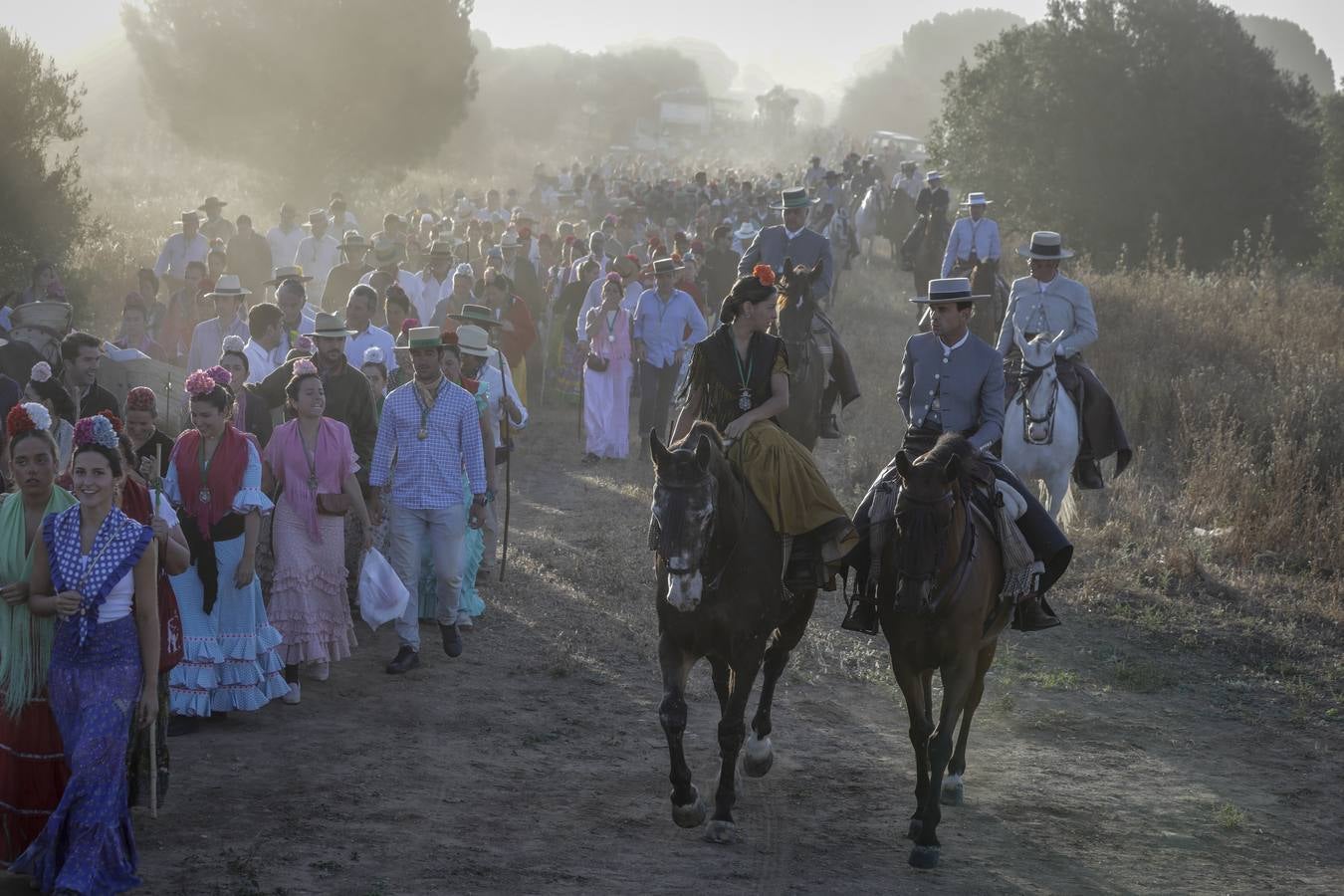 La Hermandad del Rocío de Triana a su paso por Quema