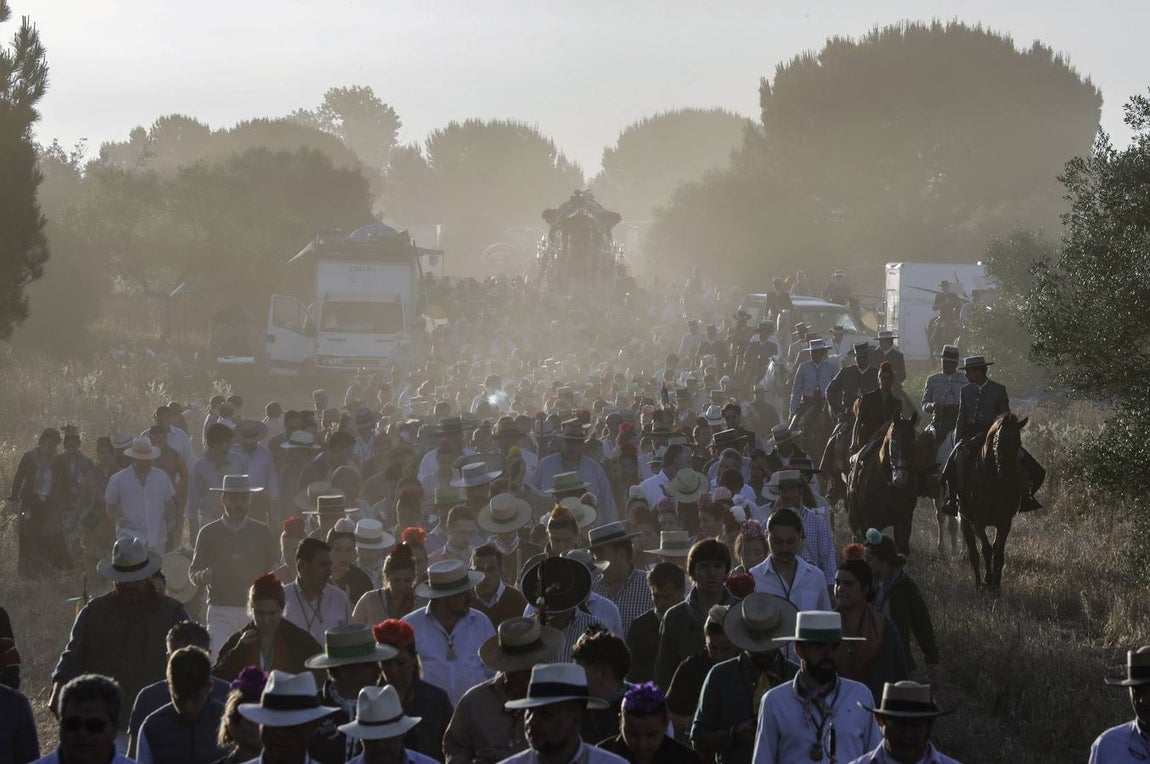 La Hermandad del Rocío de Triana a su paso por Quema