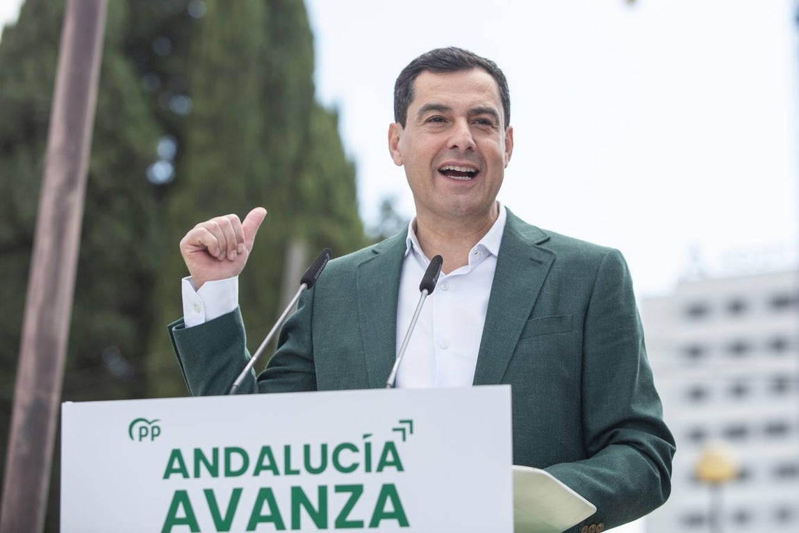 Primeros pasos de campaña de Juanma Moreno a las puertas del Hospital Militar de Sevilla