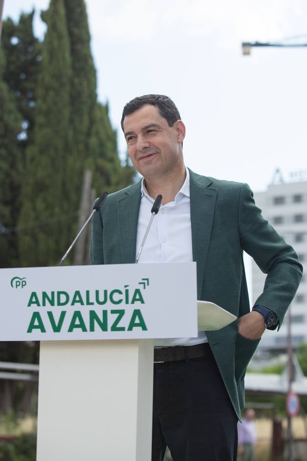 Primeros pasos de campaña de Juanma Moreno a las puertas del Hospital Militar de Sevilla