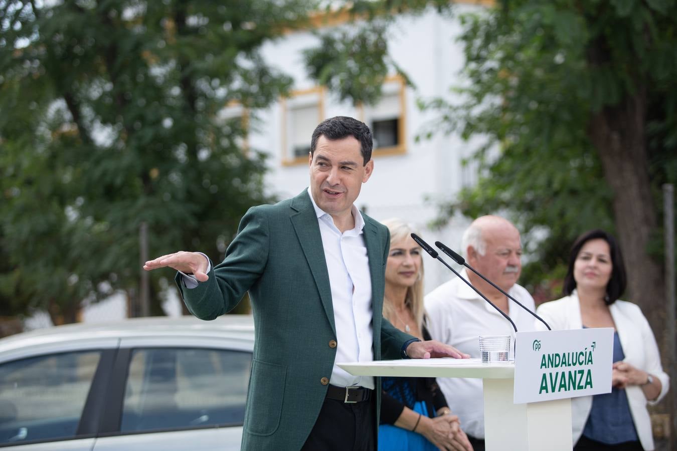 Primeros pasos de campaña de Juanma Moreno a las puertas del Hospital Militar de Sevilla