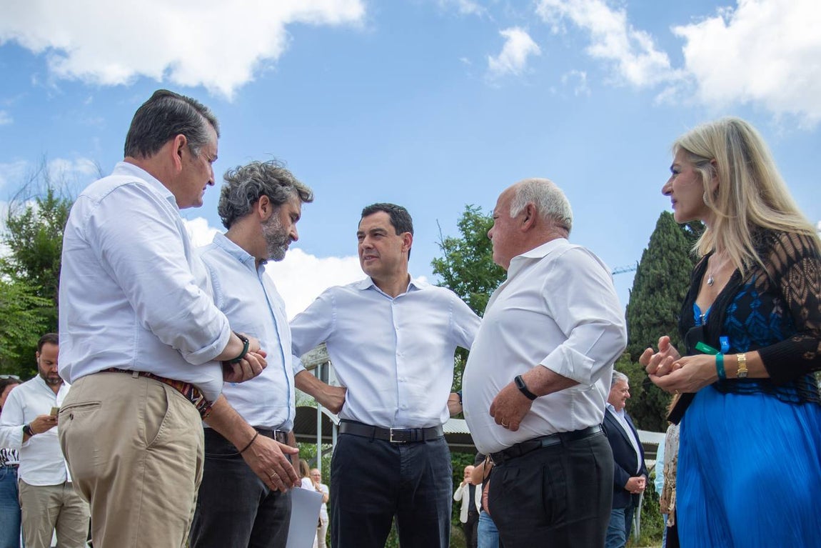 Primeros pasos de campaña de Juanma Moreno a las puertas del Hospital Militar de Sevilla
