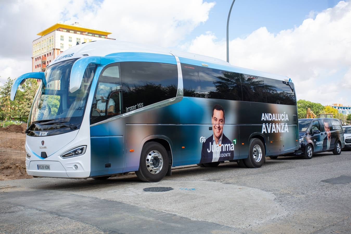 Primeros pasos de campaña de Juanma Moreno a las puertas del Hospital Militar de Sevilla