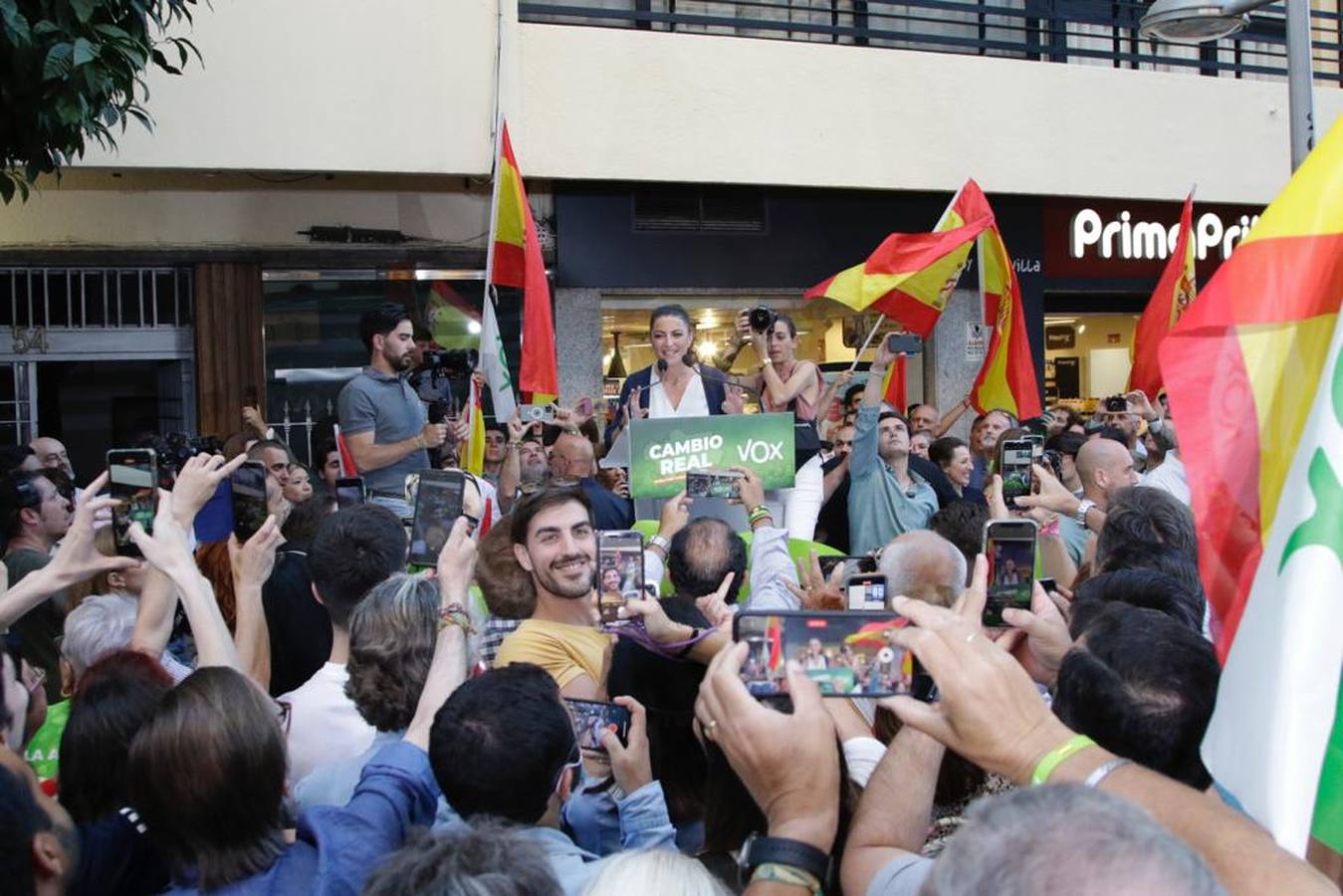 Vox llena la calle Asunción, en imágenes