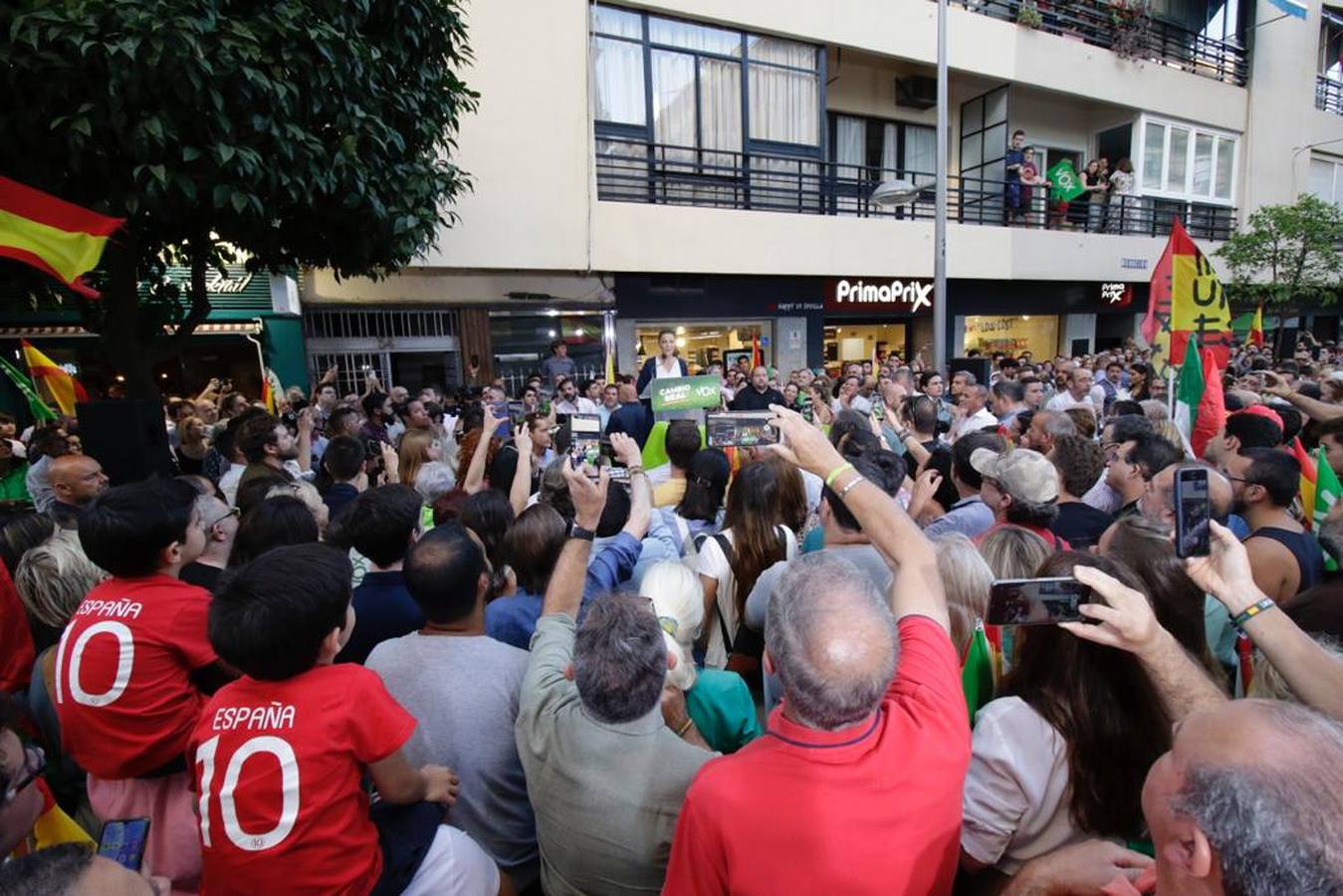 Vox llena la calle Asunción, en imágenes