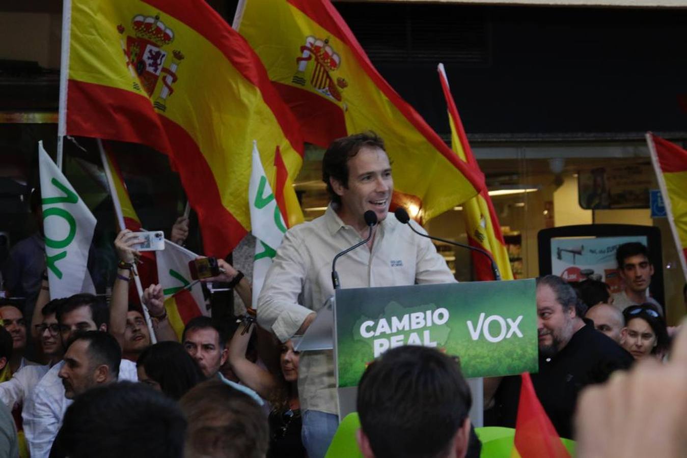 Vox llena la calle Asunción, en imágenes