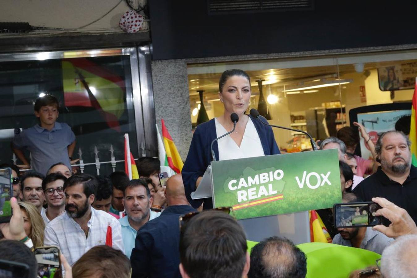 Vox llena la calle Asunción, en imágenes