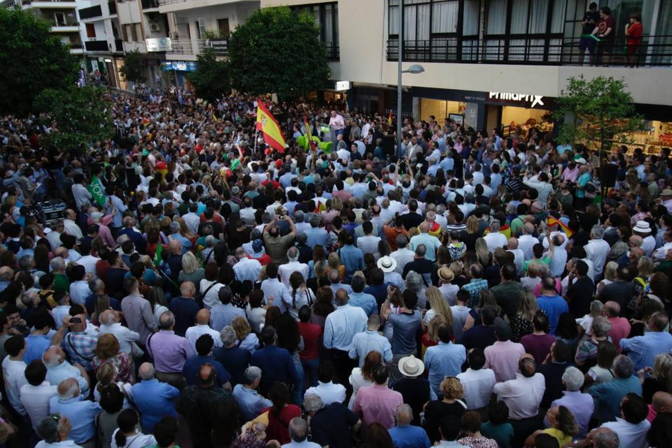 Vox llena la calle Asunción, en imágenes