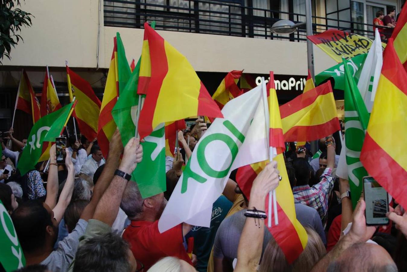 Vox llena la calle Asunción, en imágenes