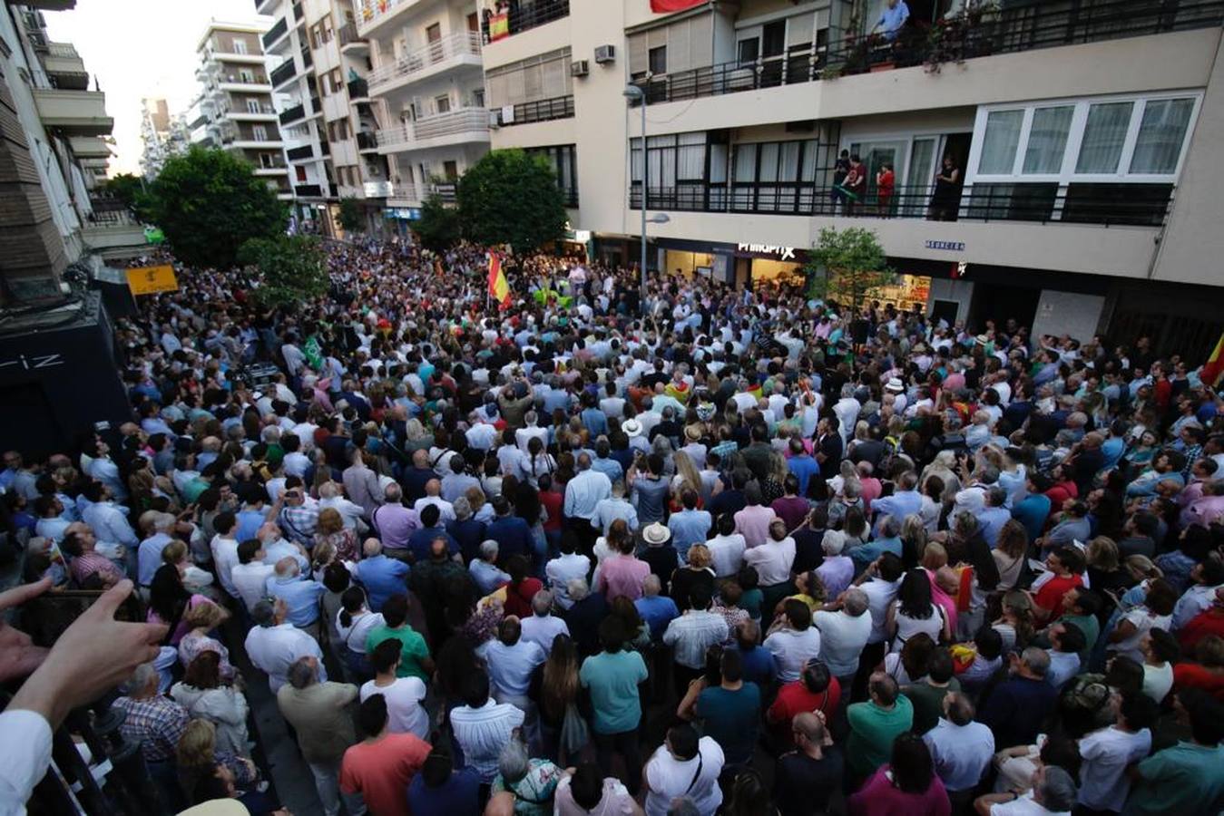 Vox llena la calle Asunción, en imágenes