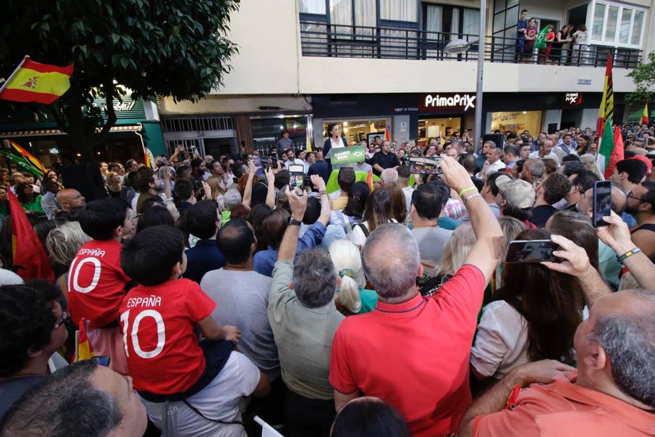 Vox llena la calle Asunción, en imágenes