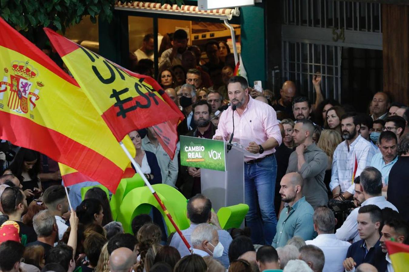 Vox llena la calle Asunción, en imágenes