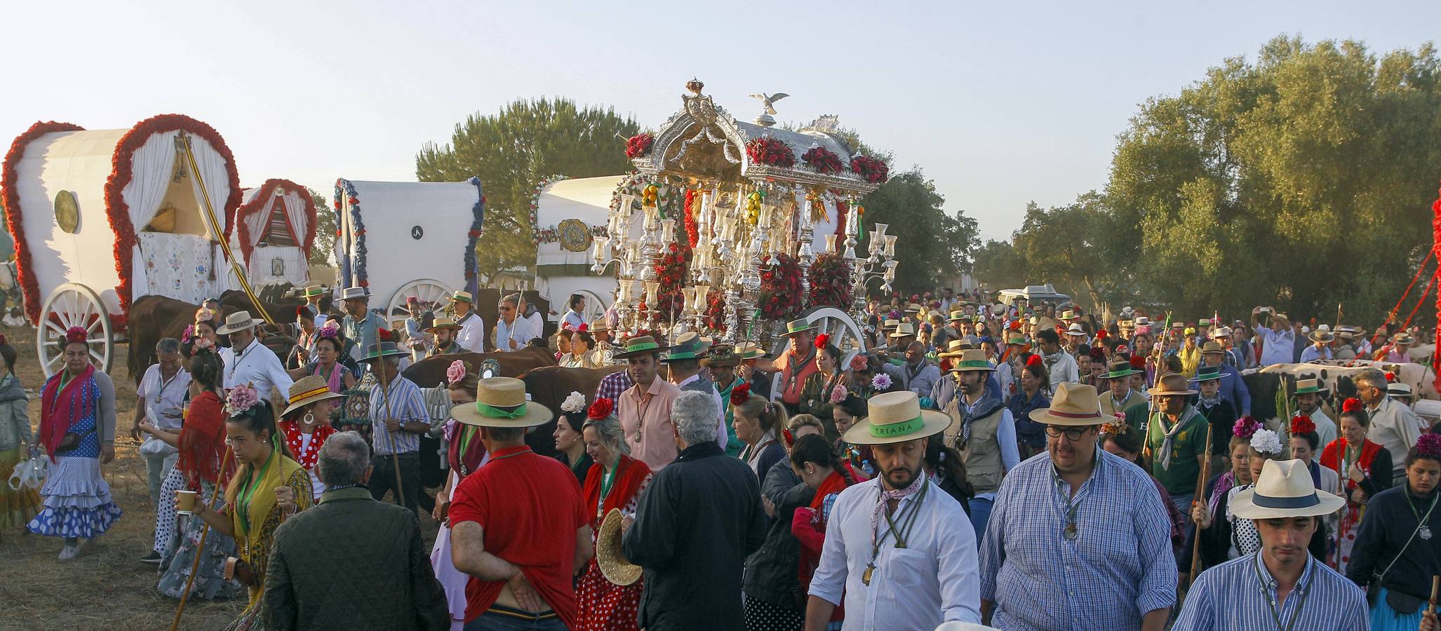 La Hermandad del Rocío de Triana a su paso por Quema