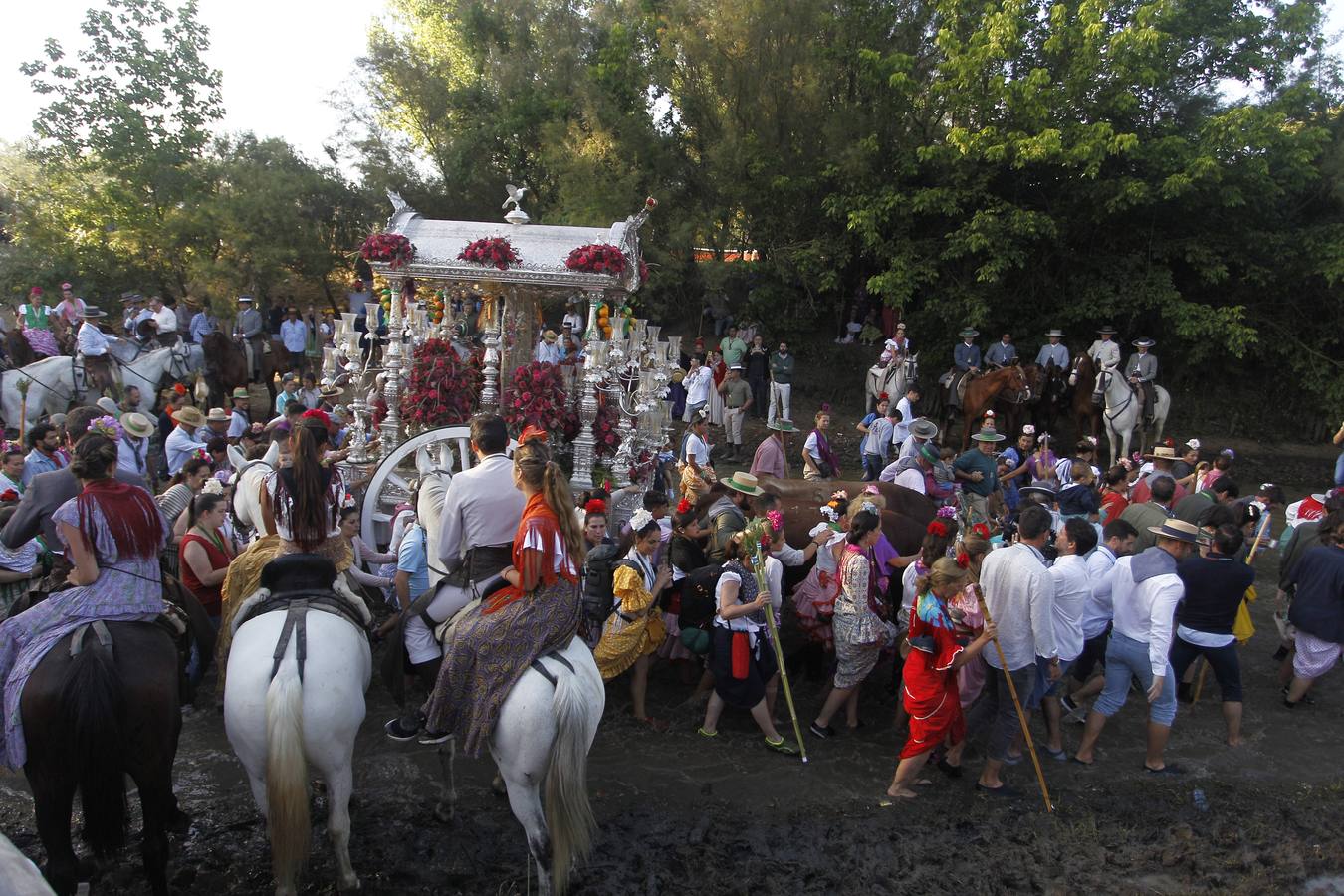 La Hermandad del Rocío de Triana a su paso por Quema