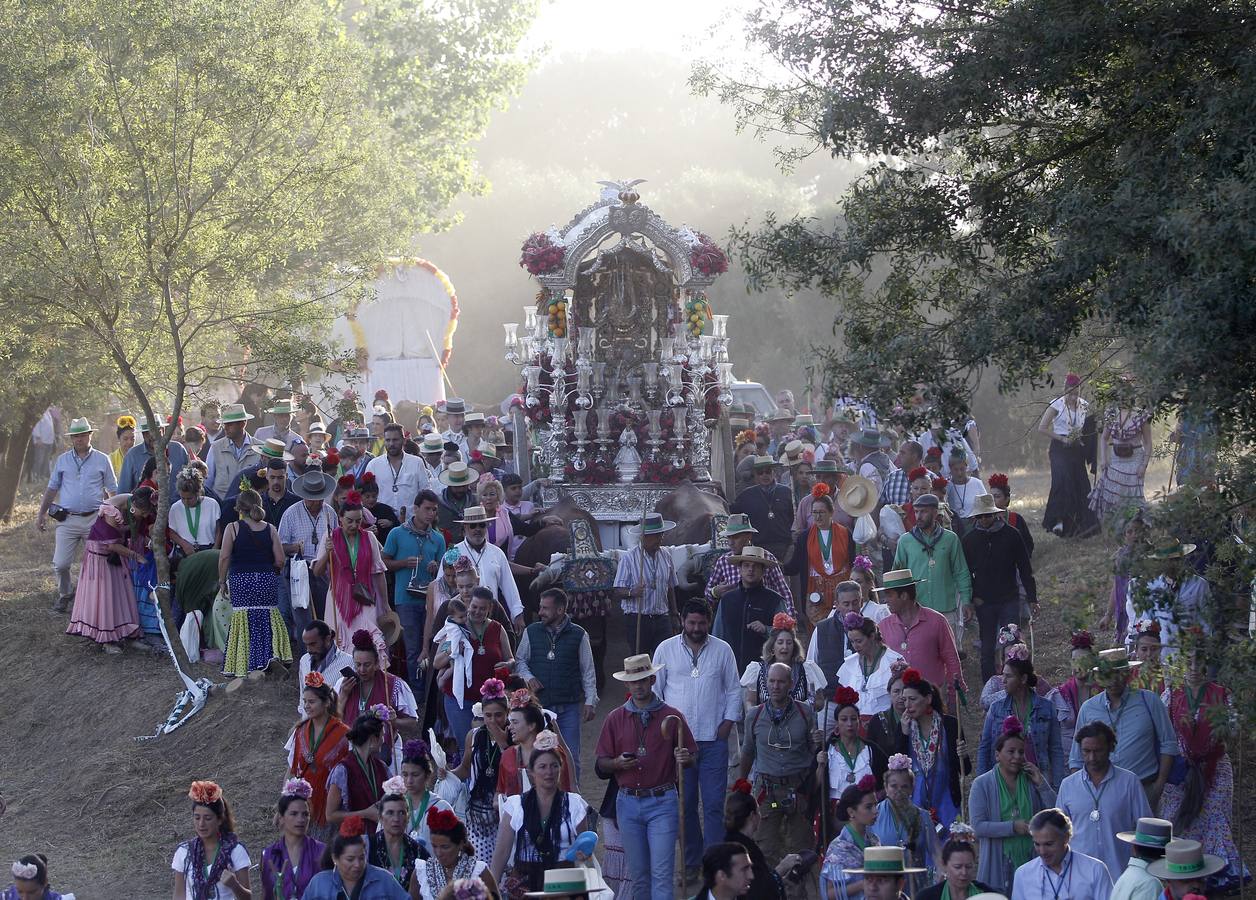 La Hermandad del Rocío de Triana a su paso por Quema