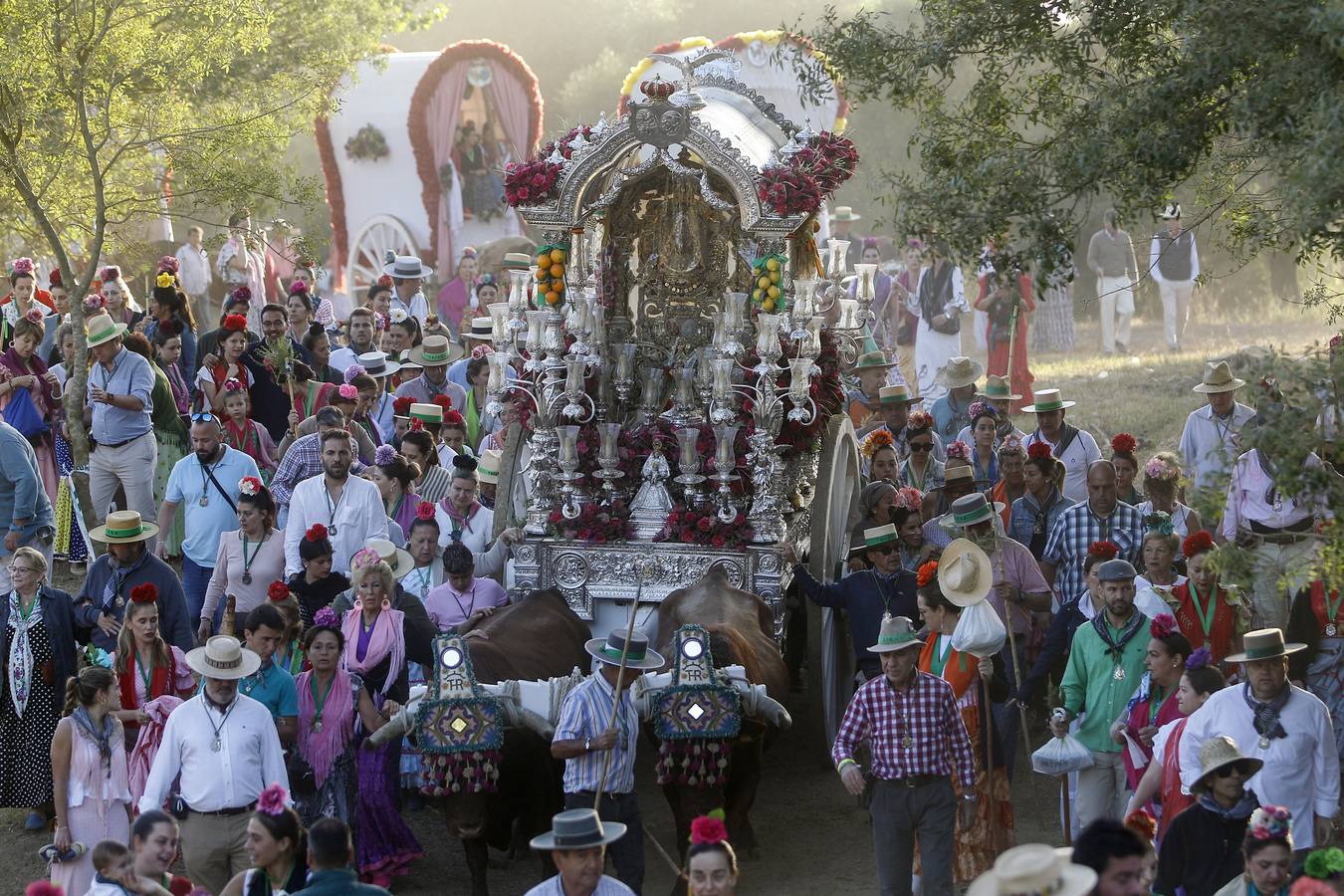 La Hermandad del Rocío de Triana a su paso por Quema