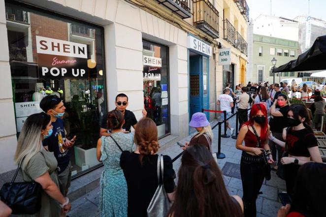 La marca de moda 'online' china Shein abrió ayer las puertas de su primera 'pop up store' en España, que ha causado furor y largas colas