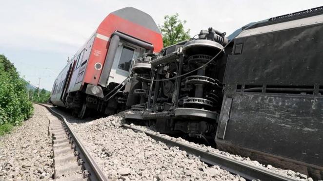 Varios vagones del tren que cubría el trayecto entre Garmisch-Partenkirchen y Múnich descarrilaron a la altura de Burgrain, provocando la muerte de tres personas y dejando una cantidad «indeterminada» de heridos, indicó en un comunicado la policía bávara. 