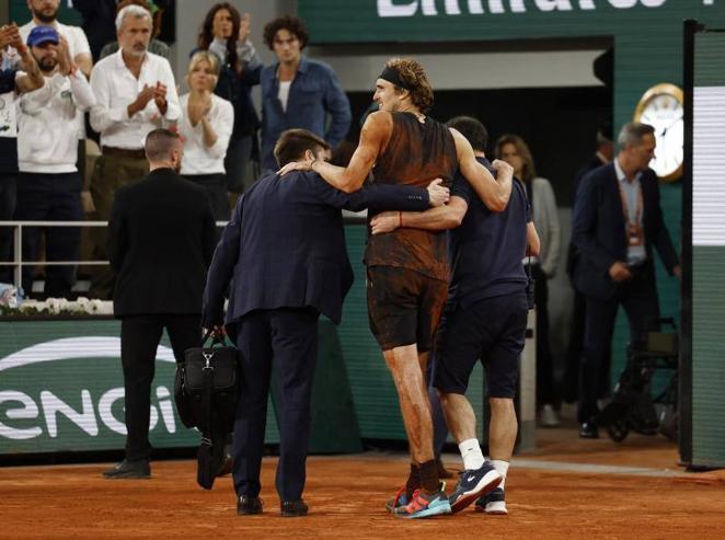 El germano necesitó de la ayuda de varios miembros de su cuerpo técnico para retirarse