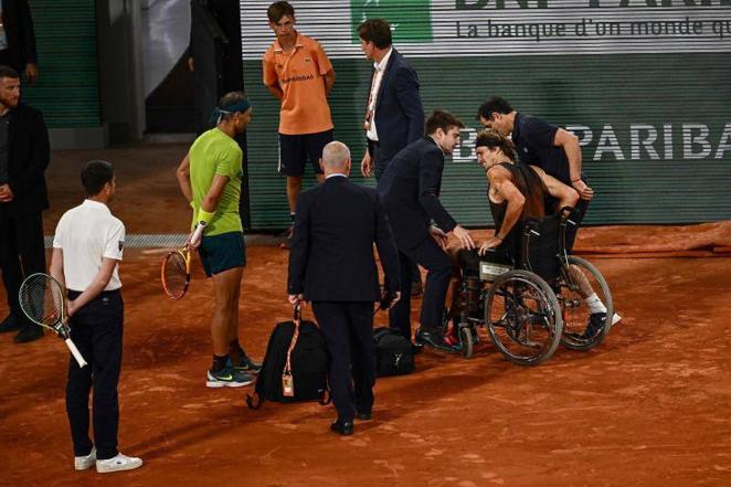 Nadal, tras la lesión, acudió rápidamente a ver cómo se encontraba su rival