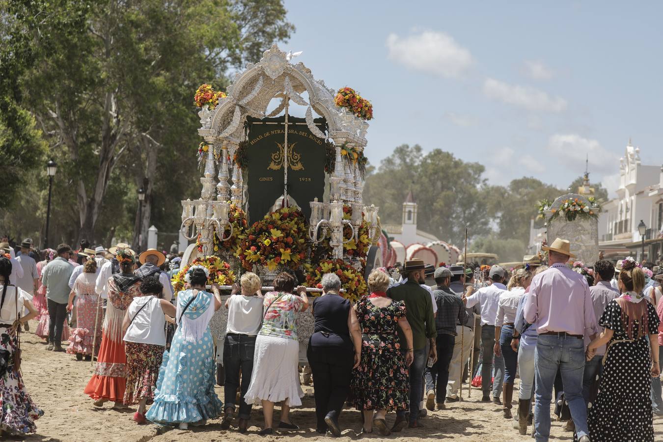 Presentación de las hermandades más antiguas ante la Virgen del Rocío