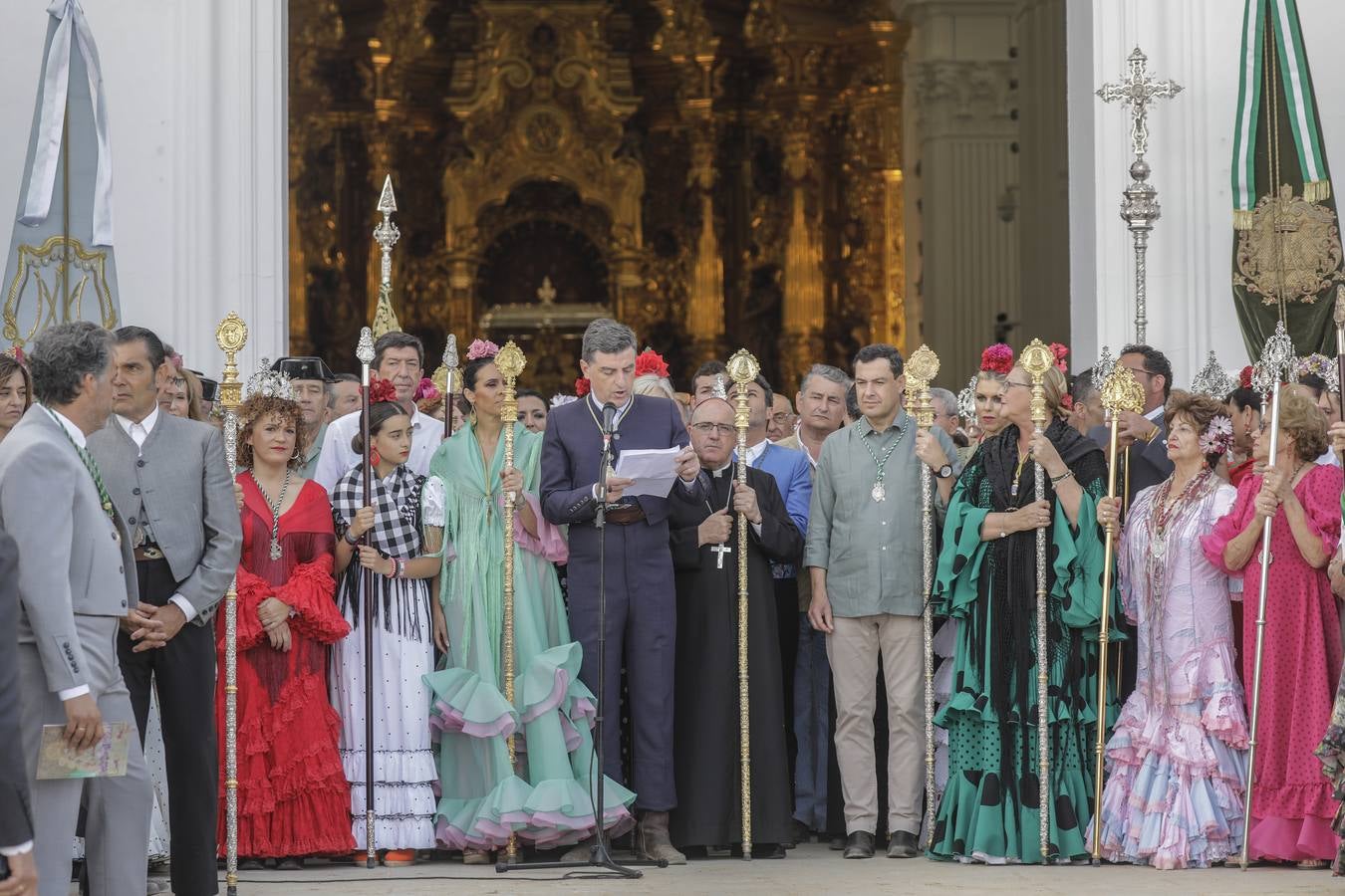 Presentación de las hermandades más antiguas ante la Virgen del Rocío