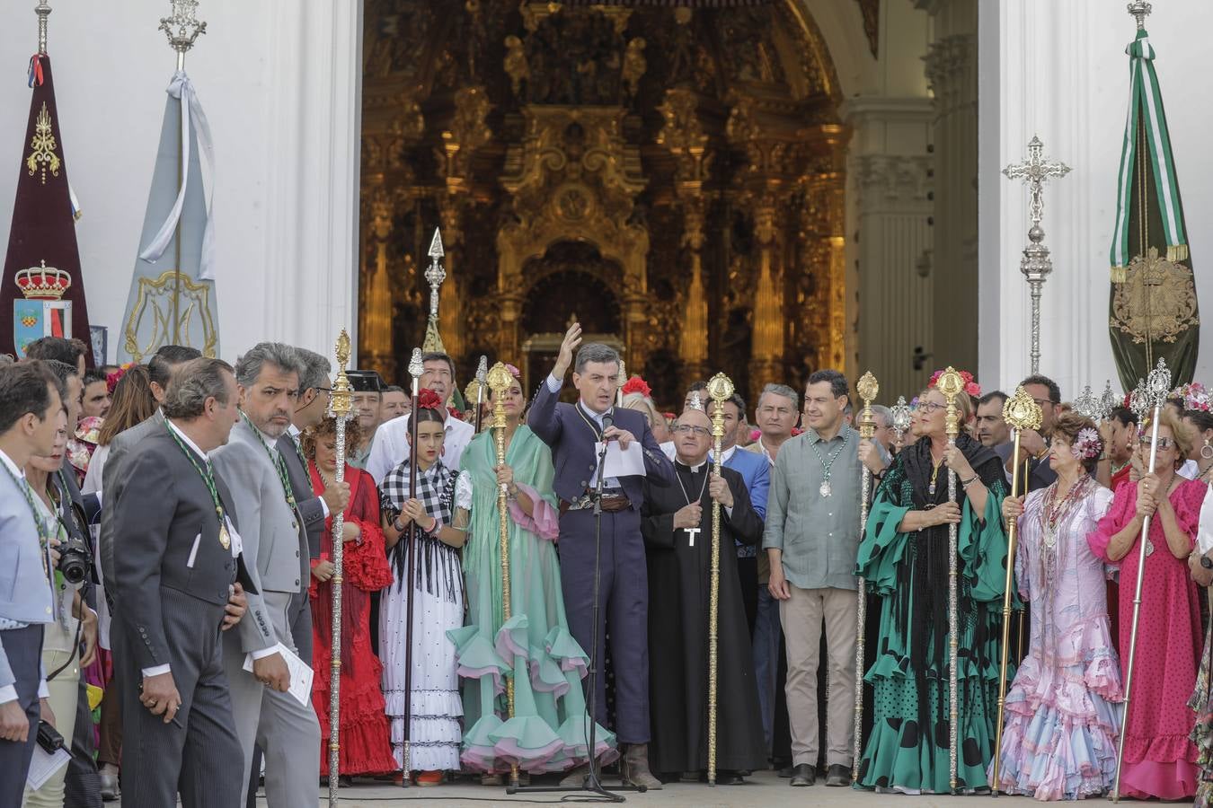 Presentación de las hermandades más antiguas ante la Virgen del Rocío