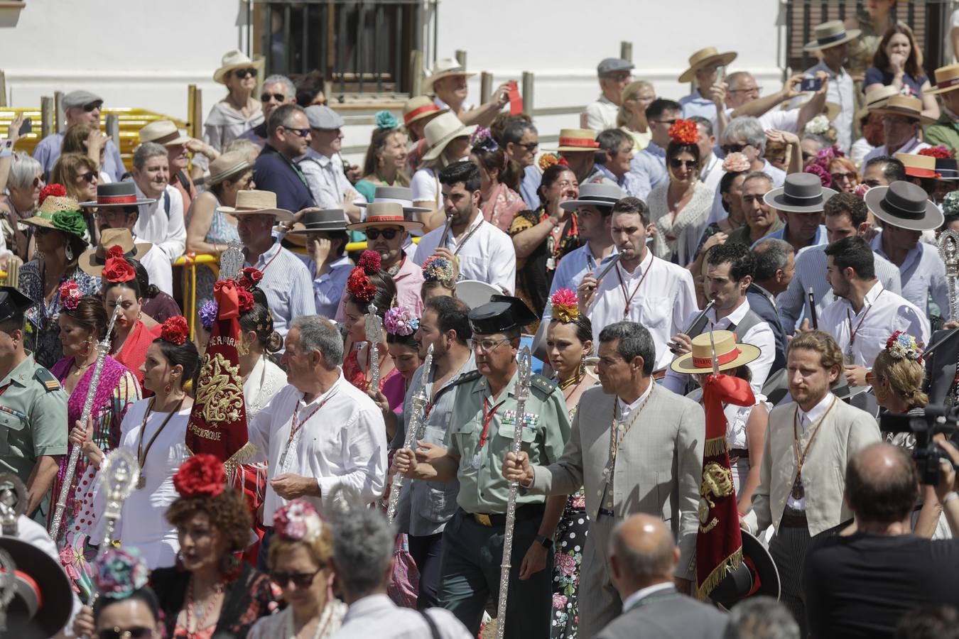 Presentación de las hermandades más antiguas ante la Virgen del Rocío