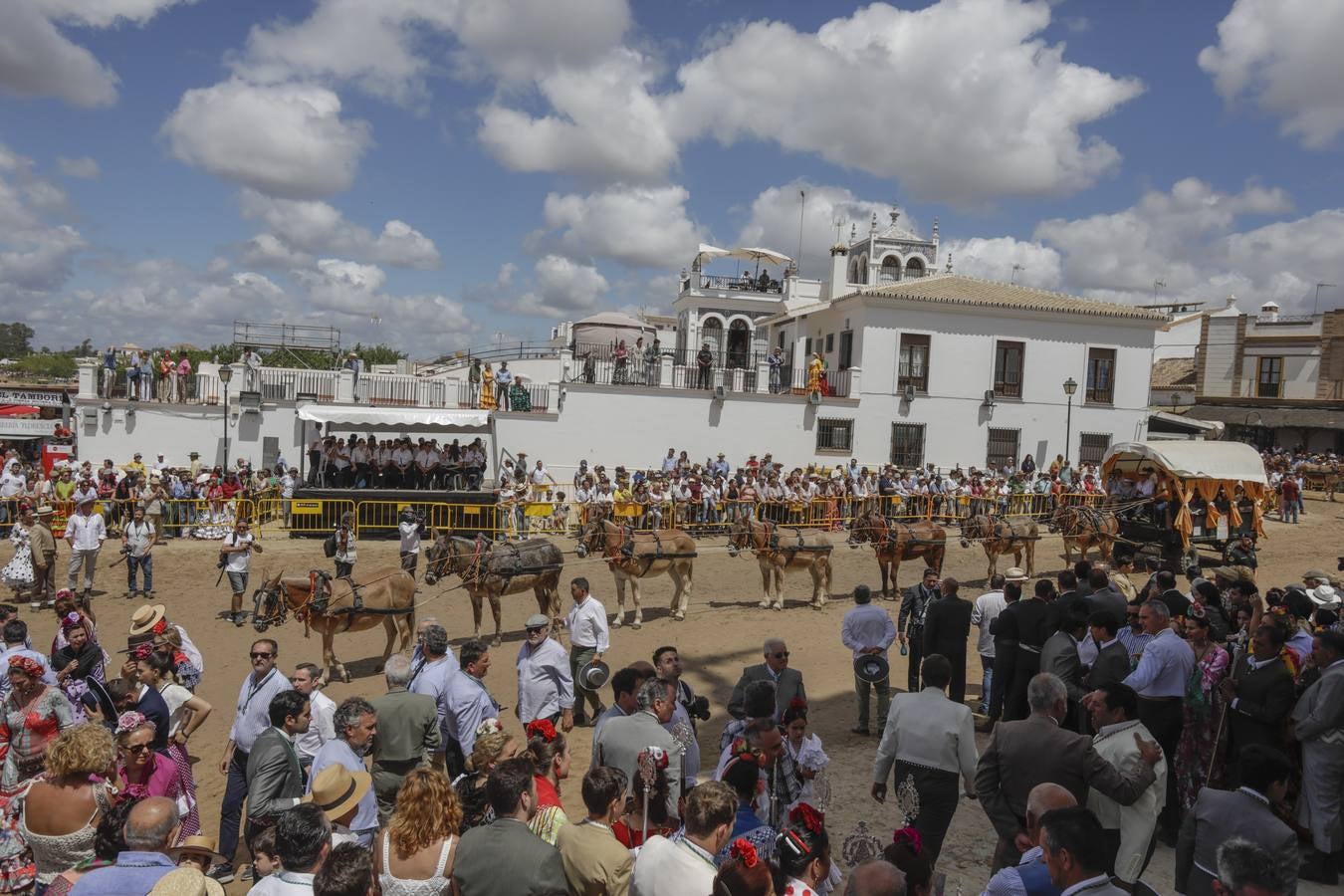 Presentación de las hermandades más antiguas ante la Virgen del Rocío