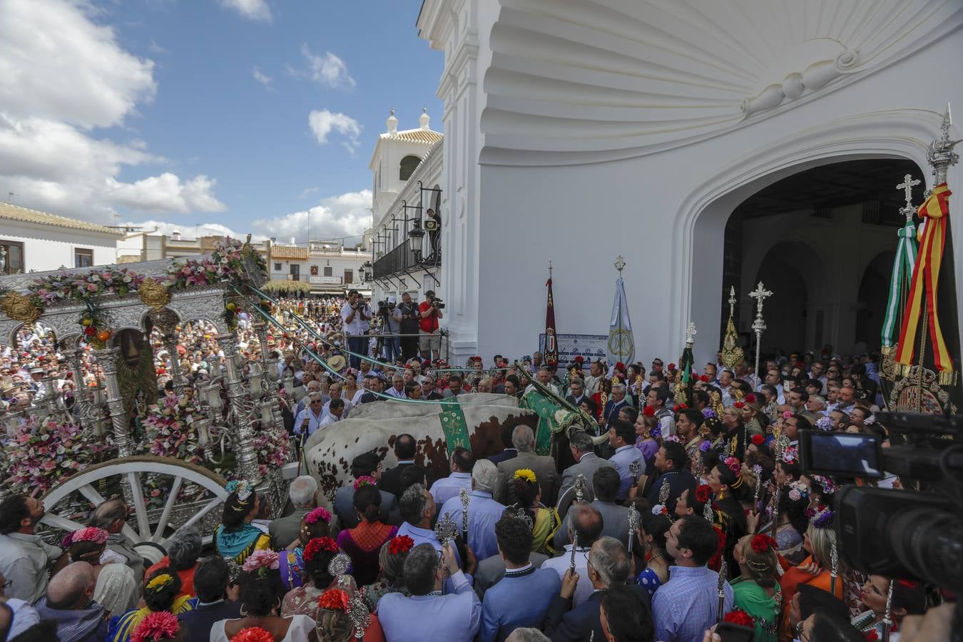 Presentación de las hermandades más antiguas ante la Virgen del Rocío