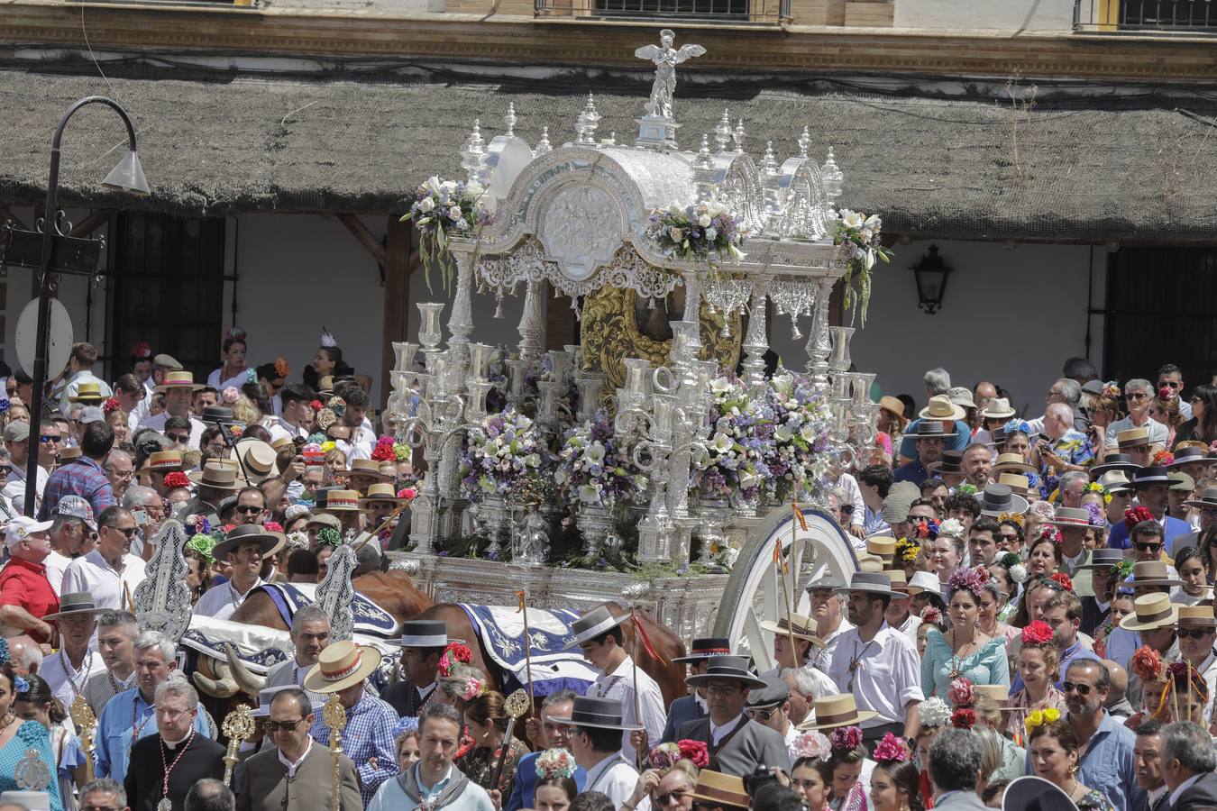 Presentación de las hermandades más antiguas ante la Virgen del Rocío