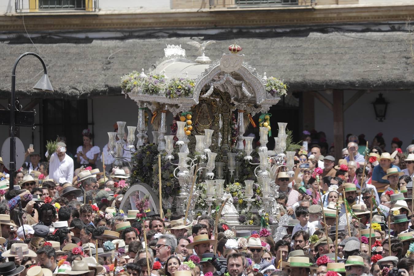 Presentación de las hermandades más antiguas ante la Virgen del Rocío