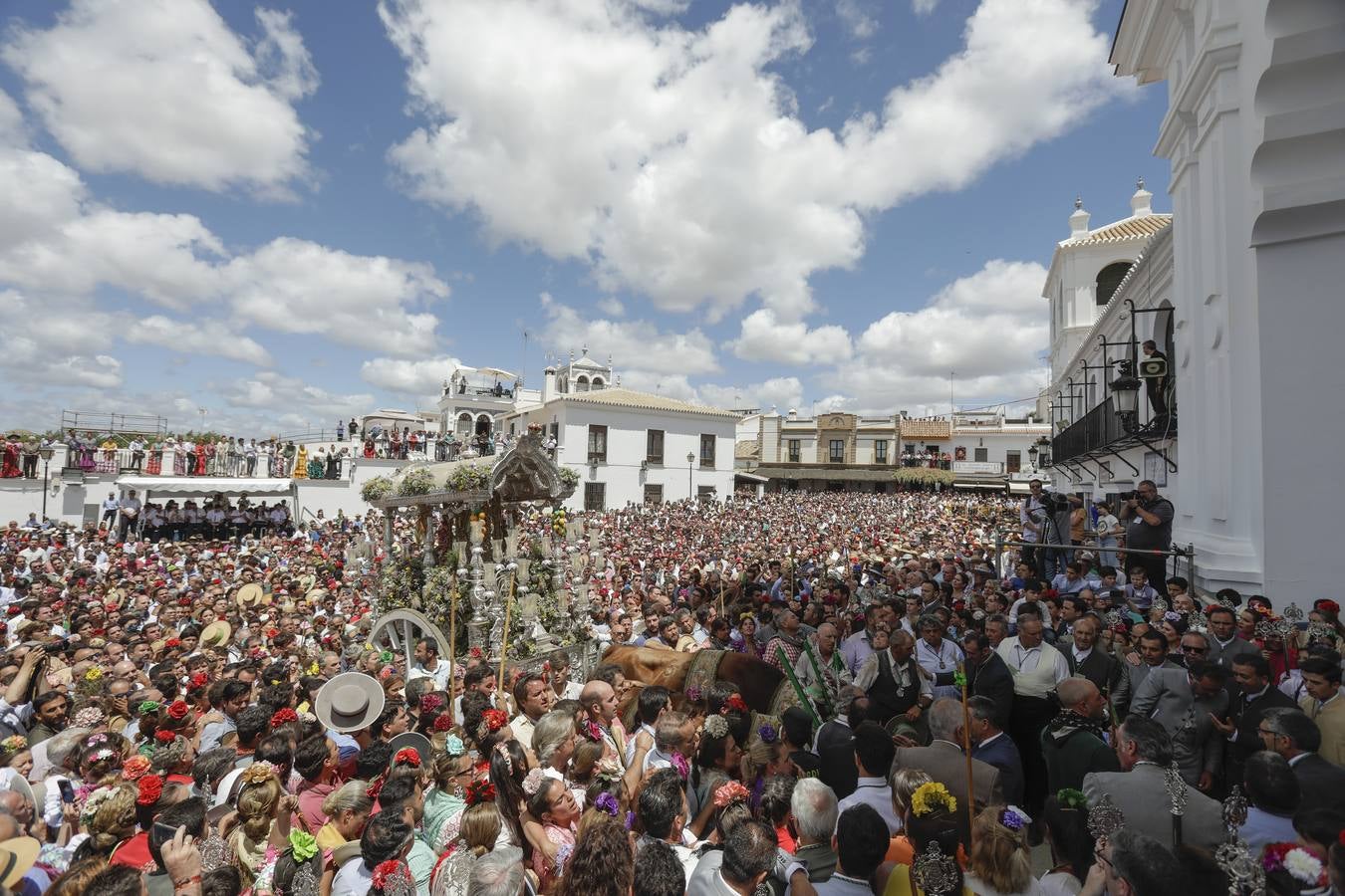 Presentación de las hermandades más antiguas ante la Virgen del Rocío