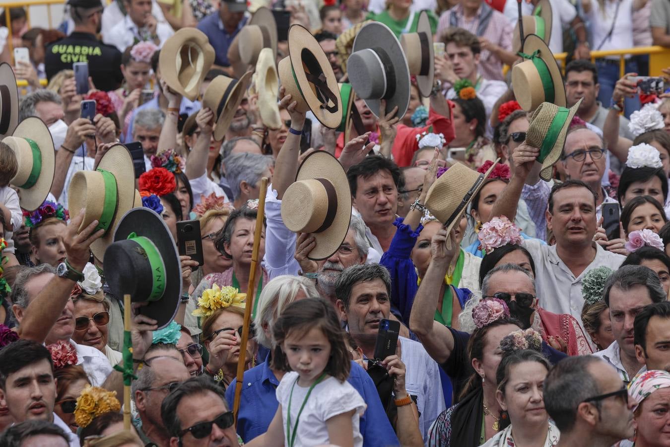 Presentación de las hermandades más antiguas ante la Virgen del Rocío