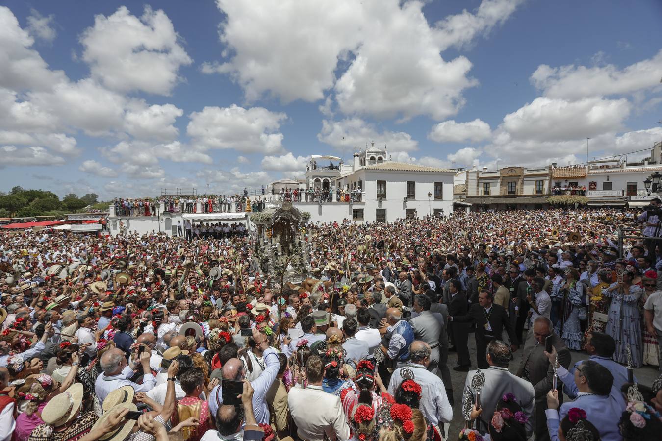 Presentación de las hermandades más antiguas ante la Virgen del Rocío